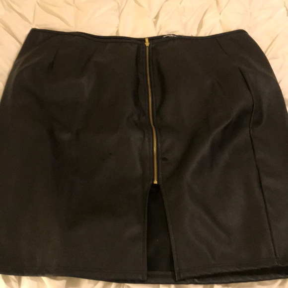 Faux leather skirt - Picture 1 of 3